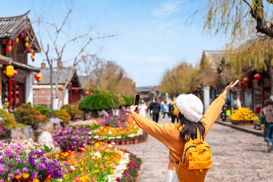Mujer feliz en primavera en china